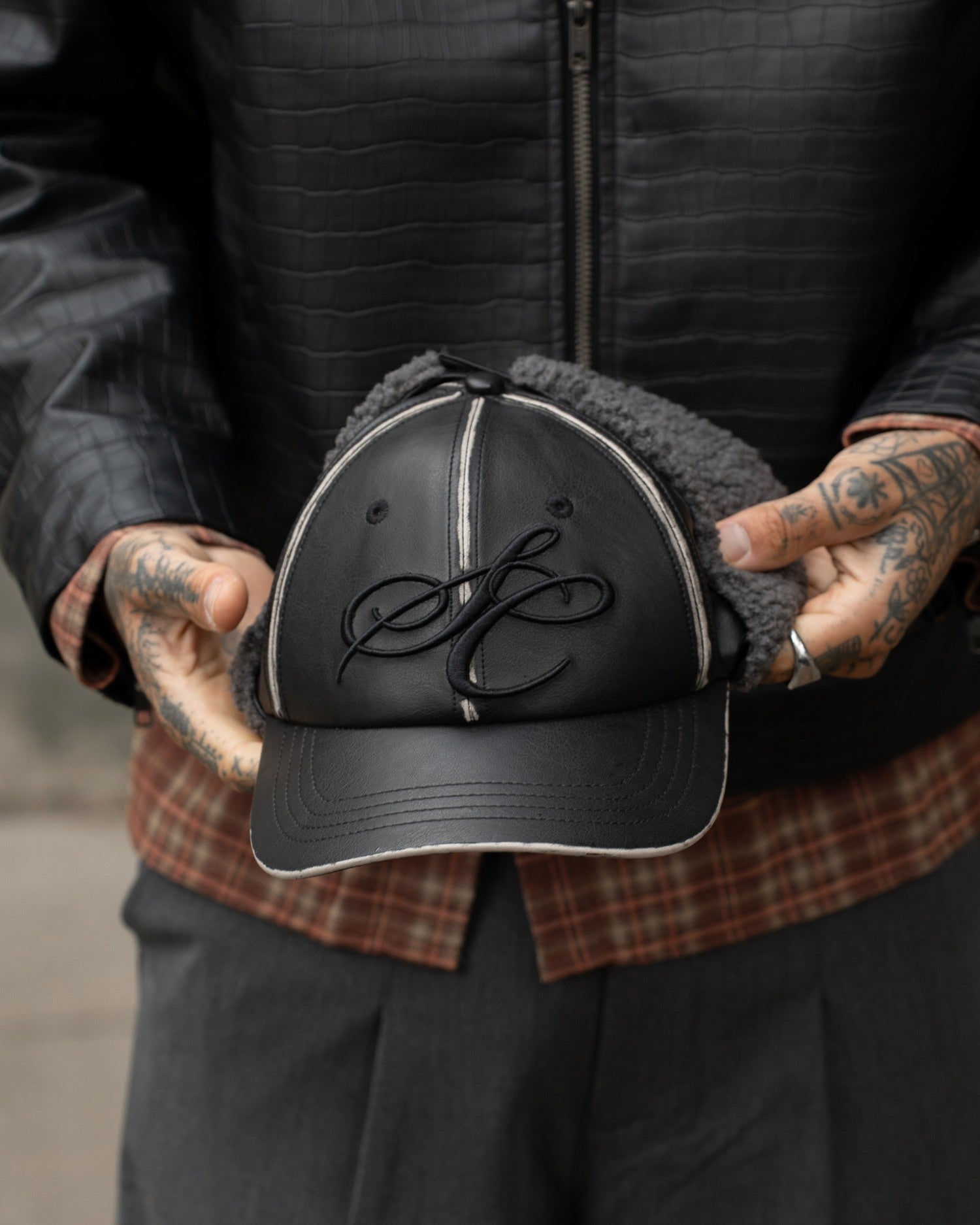 Hundeohrkappe schwarzer Kunstleder